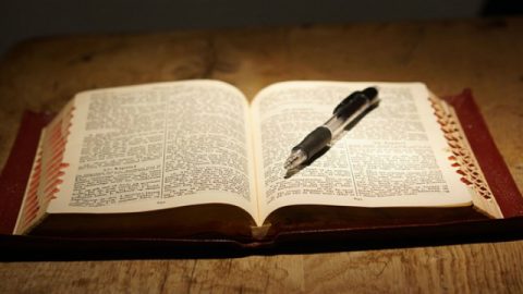 Secretária, bíblia e caneta