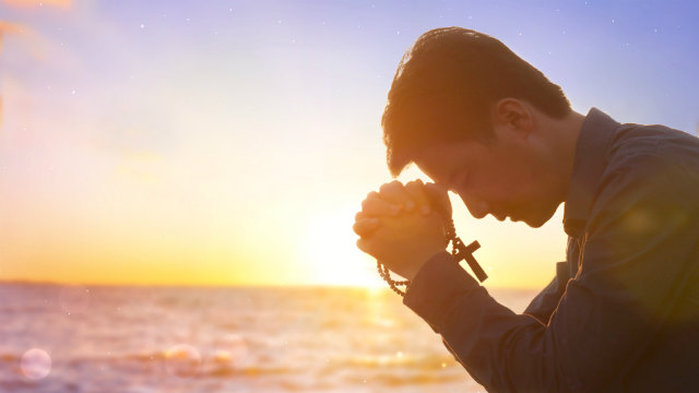 Como exaltar a Deus em oração